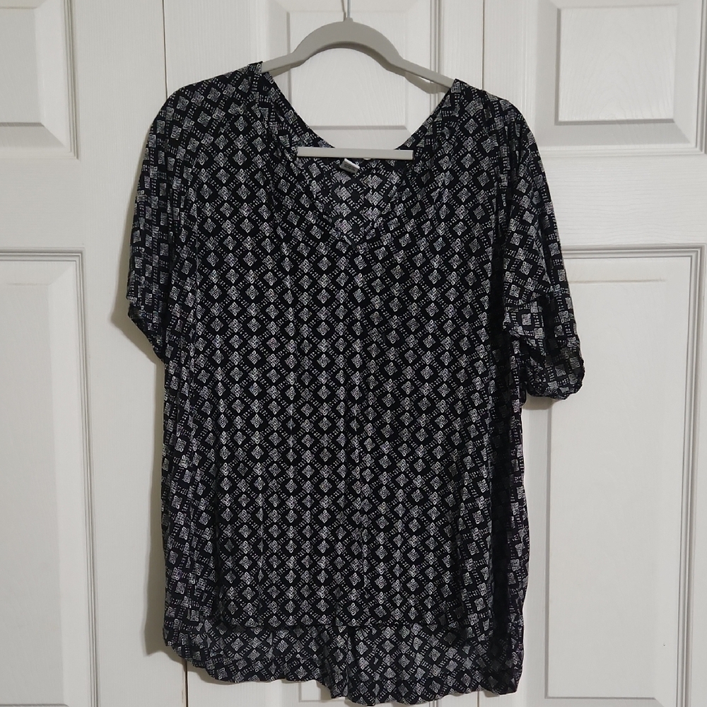 Old Navy Black and White Geometric Blouse